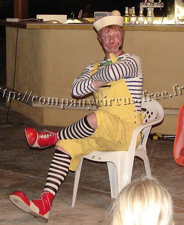 Spectacle et la comédie clownesque - les enfants et les grands adorens