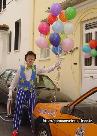 Clown débarque chez vous en surprise et amene des ballons à hélium