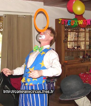 Clown jongleur fait ses passes passes interactifs en équilibre - du grand spectacle