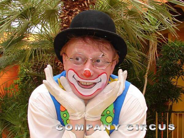 Clown au nez rouge pour animer Upsherin Bar Mitsva